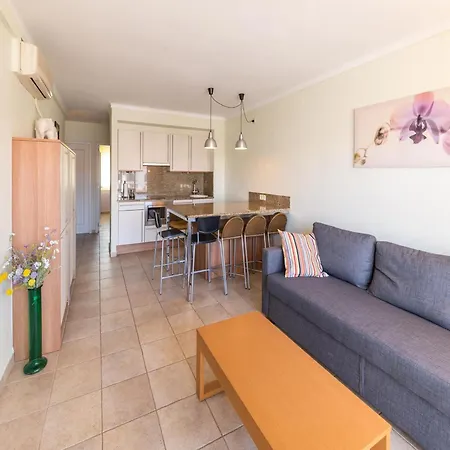 Beautiful With Communal Pool Apartment *
