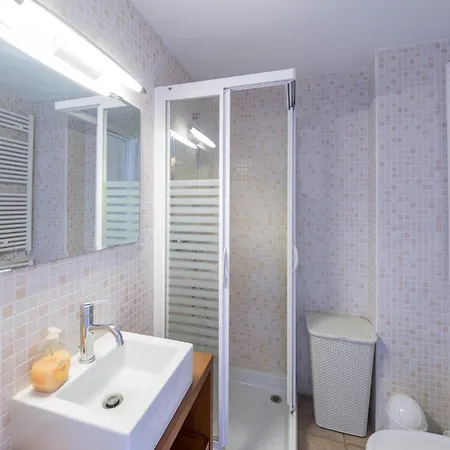 Beautiful With Communal Pool *